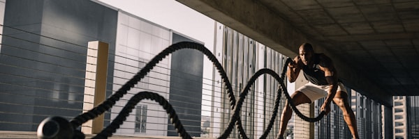 世界杯早报资讯配图 - 日出下的足球